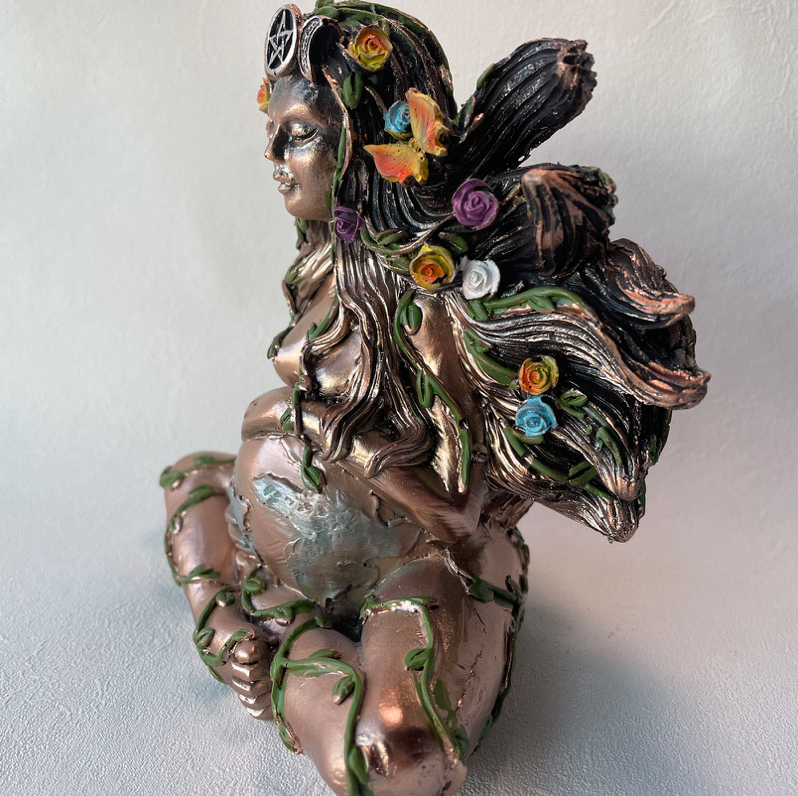 Estátua da Deusa Gaia Mãe-Terra Em Floral
